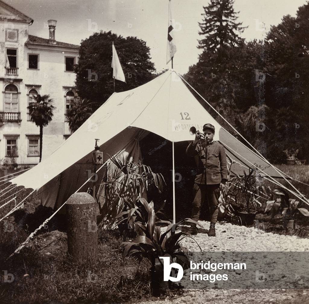 Album of the First World War in Friuli-Venezia Giulia: acceptance tent in front of Villa Brazzà, home to 17 of the Hospital of war in Soleschiano Manzano, photo taken from the church tower, 05/1916 (b/w photo)