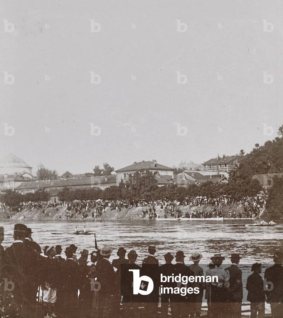 Crowd of spectators on the shore of Po for the race, Turin
