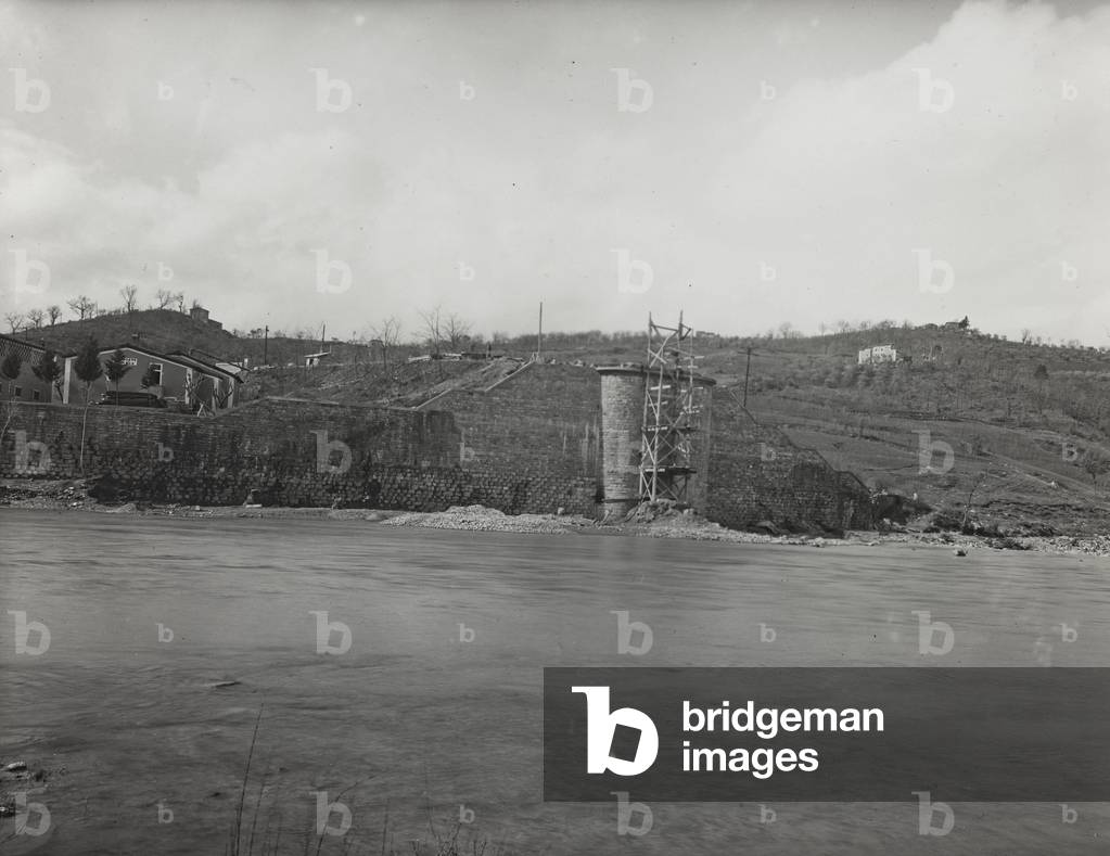 Reconstruction of the railway bridge over the Arno at Engraved, collapsed following the bombing of the Second World War (b/w photo)