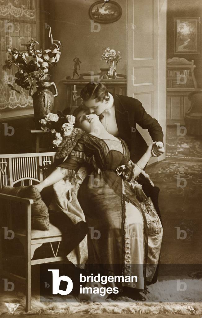 Postcard depicting two lovers while kissing each other, 