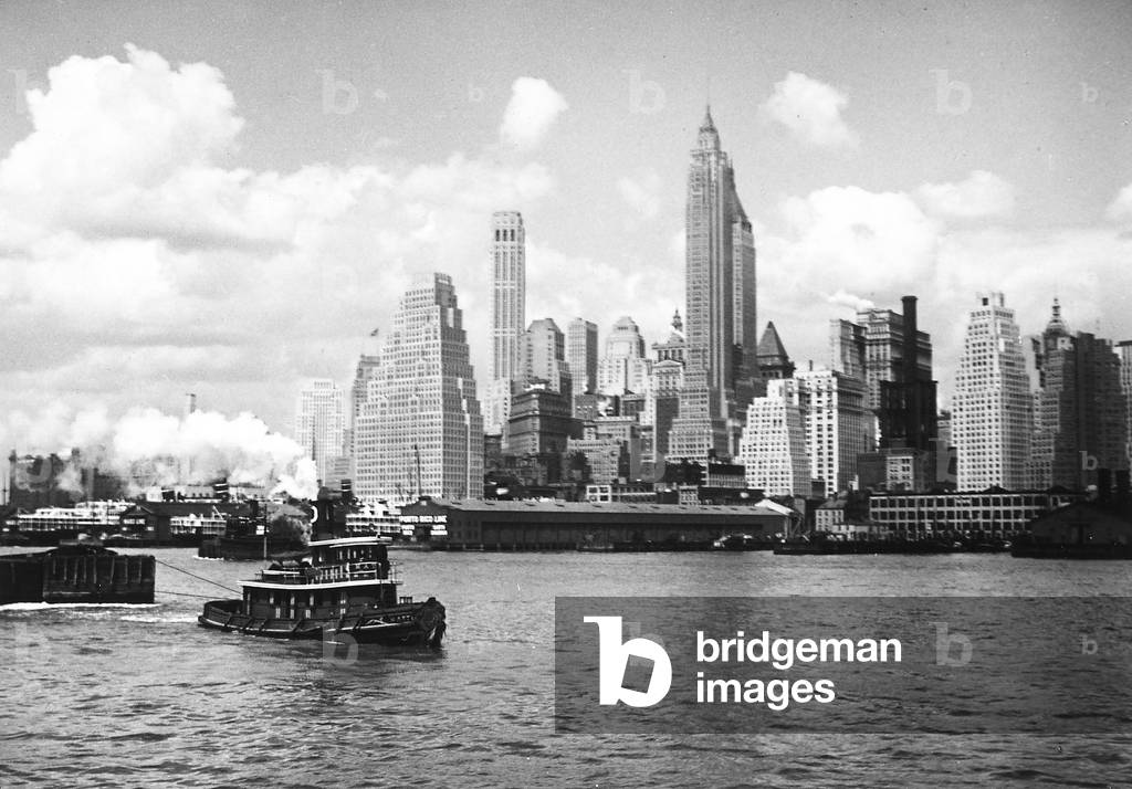 Manhattan skyscrapers seen from the East River