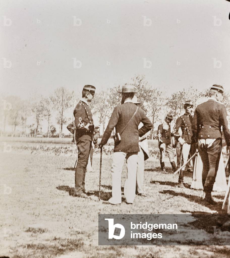 Spectators at racing in Poggio a Caiano: the Duke of Aosta, while talks with Piero Strozzi