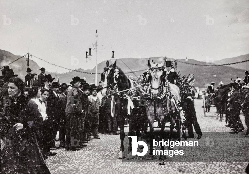 Parade of carriages in the square Volta in Como