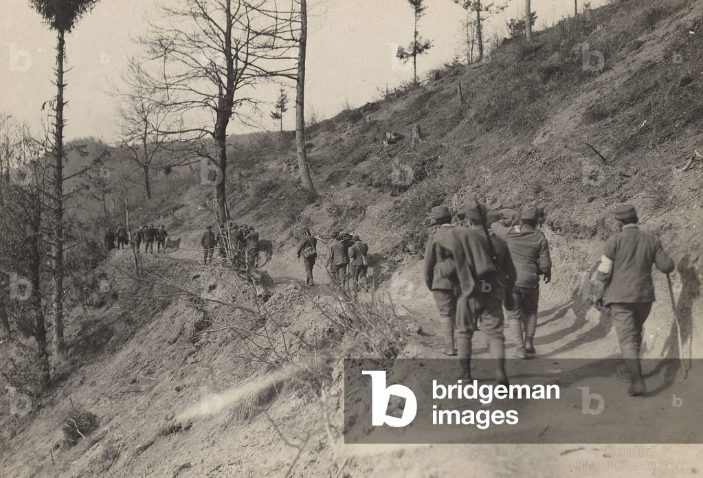 World War I: Transport of wounded soldiers from the front line of trinceee in Saint Lucia (b/w photo)