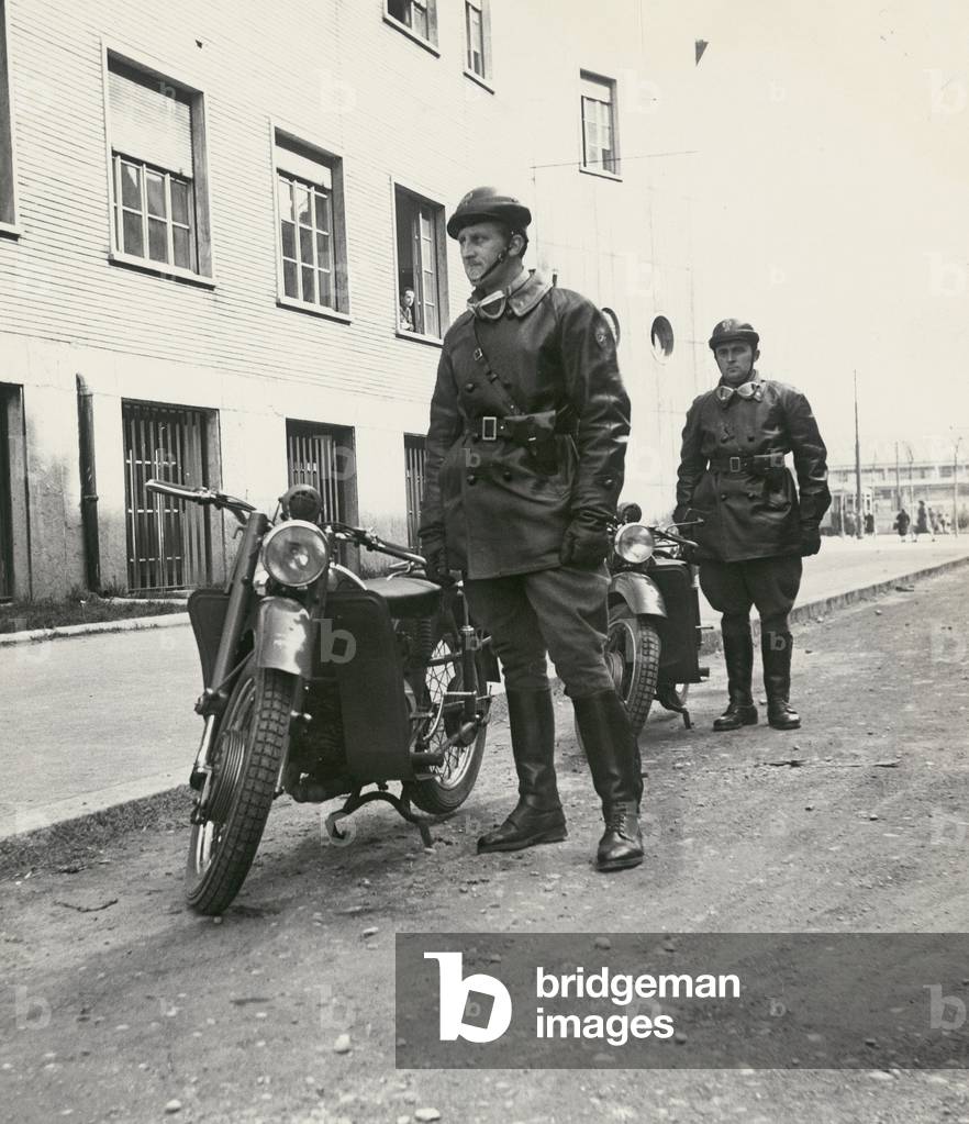 milan square foothills, traffic police, 1950