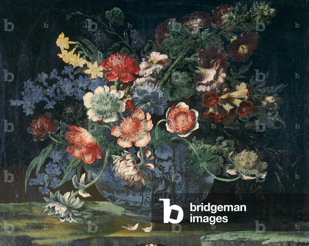 Basin of Chinese porcellain with a bunch of flowers