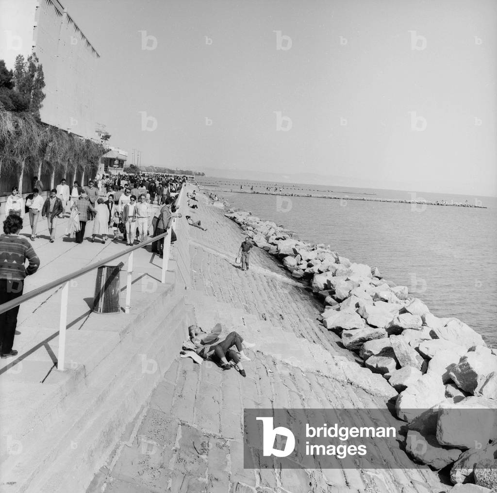 Crowd on the seafront of Grado (b/w photo)