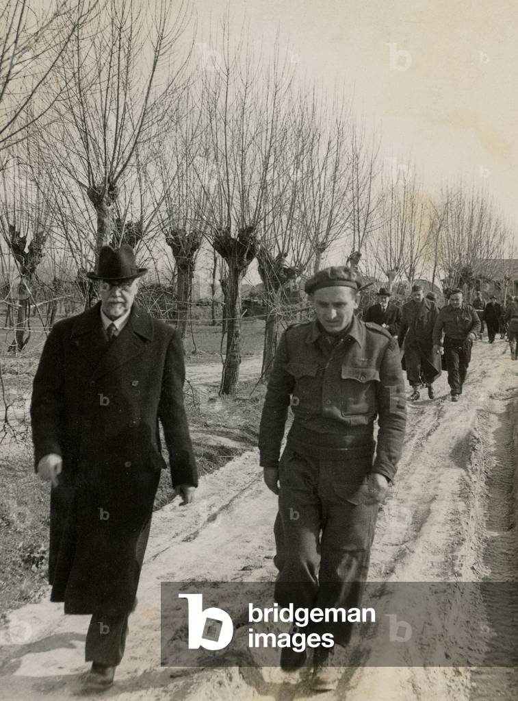 Bonomi visits Patriots, Cassino, Frosinone, 15/03/1945 (b/w photo)