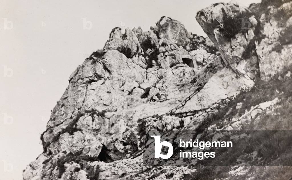 World War I: shelter for machine gun on Cengio (b/w photo)