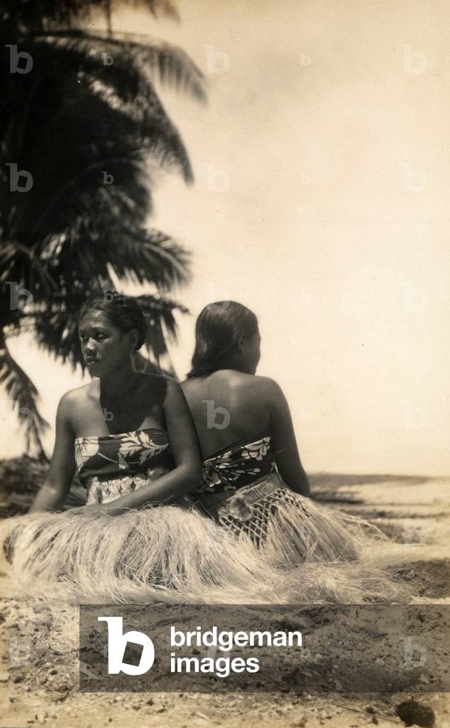 Portrait of two young Tahitian women (sepia photo)
