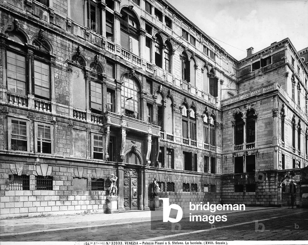 Detail of the façade across from Campo Santo Stefano, of Palazzo Pisani. The building displays an ashlar prospect of Istrian stone and a long series of arcaded windows with heads in the keys of the vault.