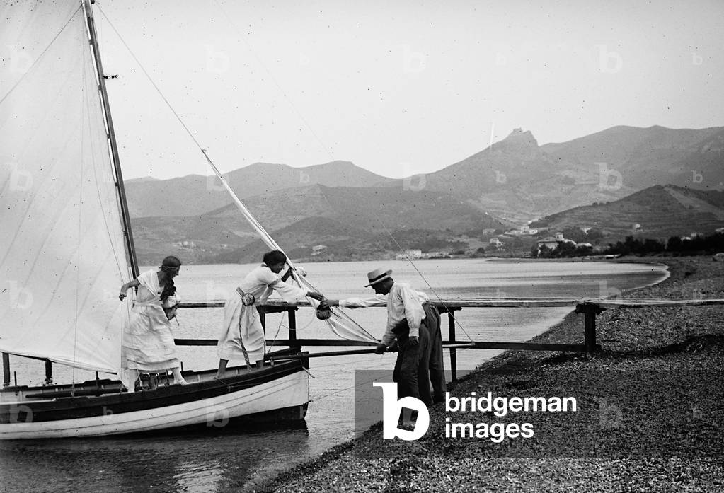Group of tourists with its own boat dock on a beach of the Island of Elba