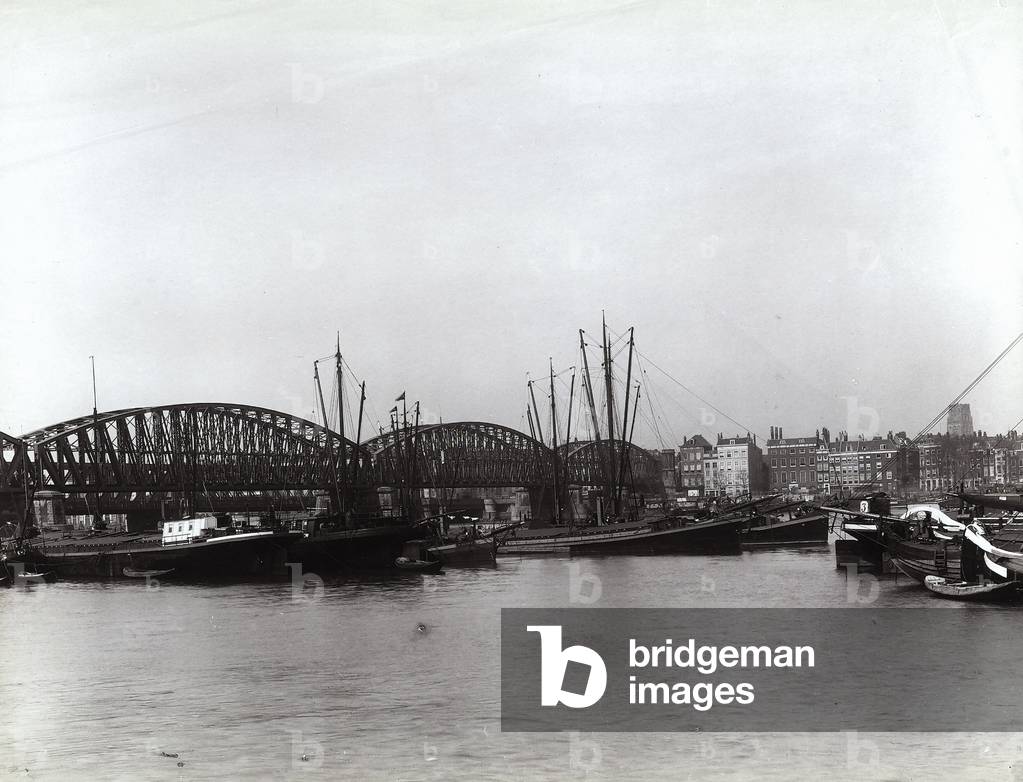 Boats of various size in a channel of Rotterdam