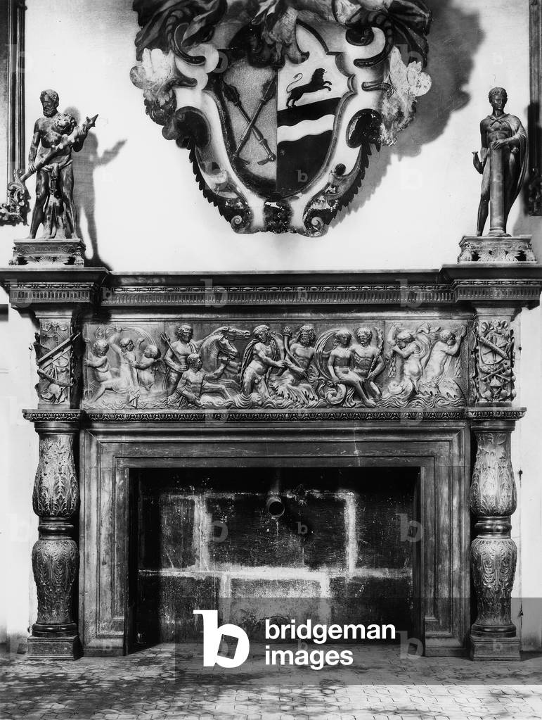 Fireplace decorated with bas-relief representing the Triumph of Neptune, 1501, hard natural stone (pietra forte) and terra-cotta, Giuliano da Sangallo (1445-1516), Palazzo Gondi, Florence