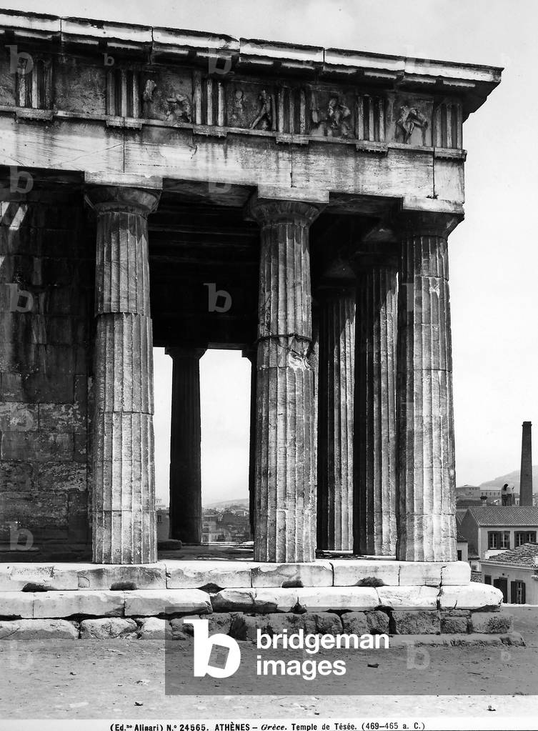 The photograph shows one of the exterior sides of the Temple dedicated to Theseus. The work is located in the Athenian acropolis.