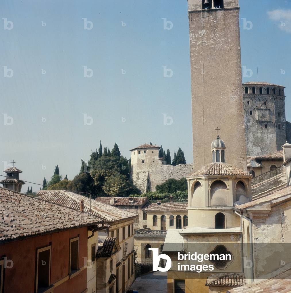 View of the old town of Asolo (photo)