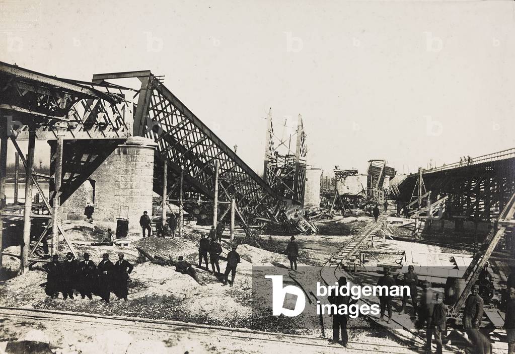 Wooden bridge built for a temporary detour over the Piave of the Treviso, Italy-Motta di Livenza, Treviso, Italy railway line, work done by the Cleto e Mauro Fratelli Toschi construction firm of Bologna, 15/02/1919 (b/w photo)