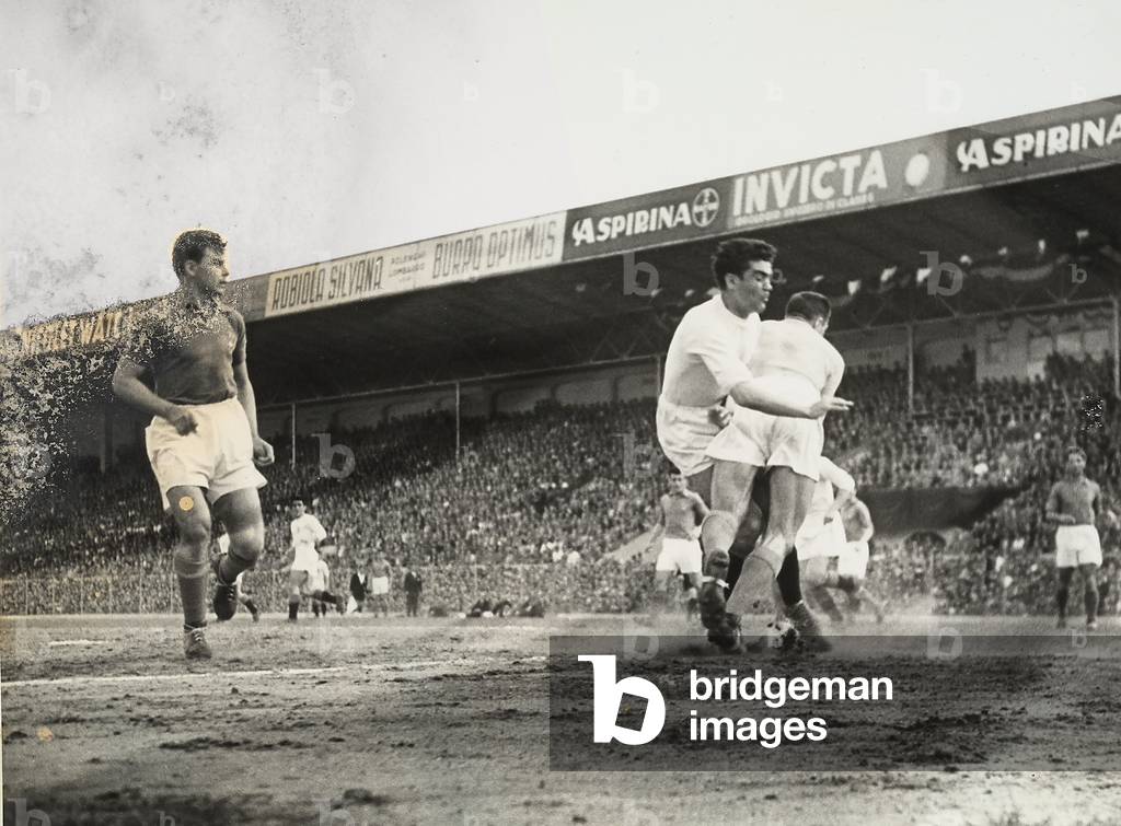 Fifth Centennial of the birth of Christopher Columbus - Colombiadi Sportive in Genoa: a scene of a soccer game