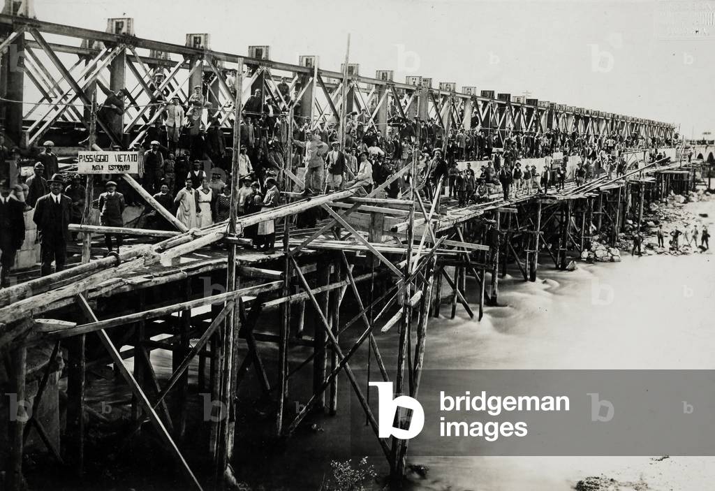 Reconstruction of the railroad bridge over the Piave river at Susegana, Treviso, Italy (valley side), work done by the Cleto e Mauro Fratelli Toschi Construction Firm of Bologna (b/w photo)