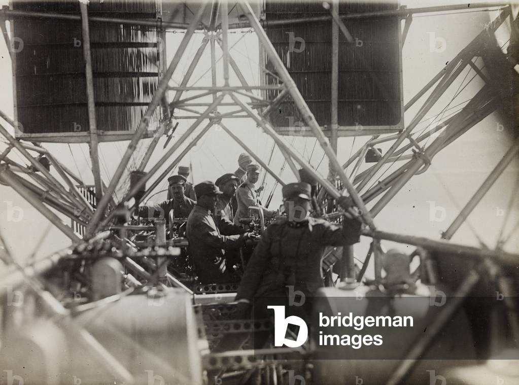 First World War: Italian Army airship ready for takeoff, detail (b/w photo)