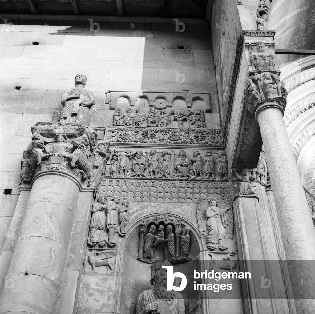 The Emperor Maximilian is crowned by cubiculario Donnino, in the Temple and the statue of King David, detail of the portal, detail of the portal (Porta del Cielo), Benedetto Antelami (act. 1178-1233) and the school, Cathedral of San Donnino, Fidenza