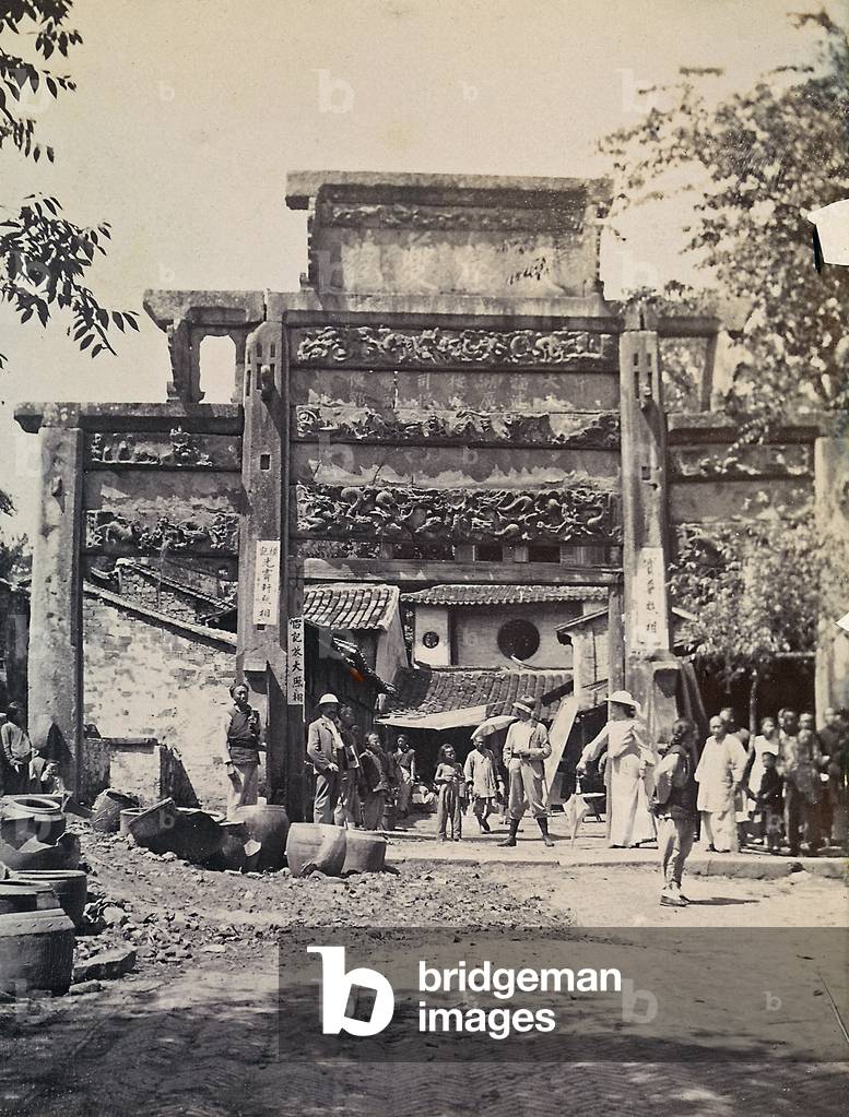 A group of people in front of a typical Chinese structure