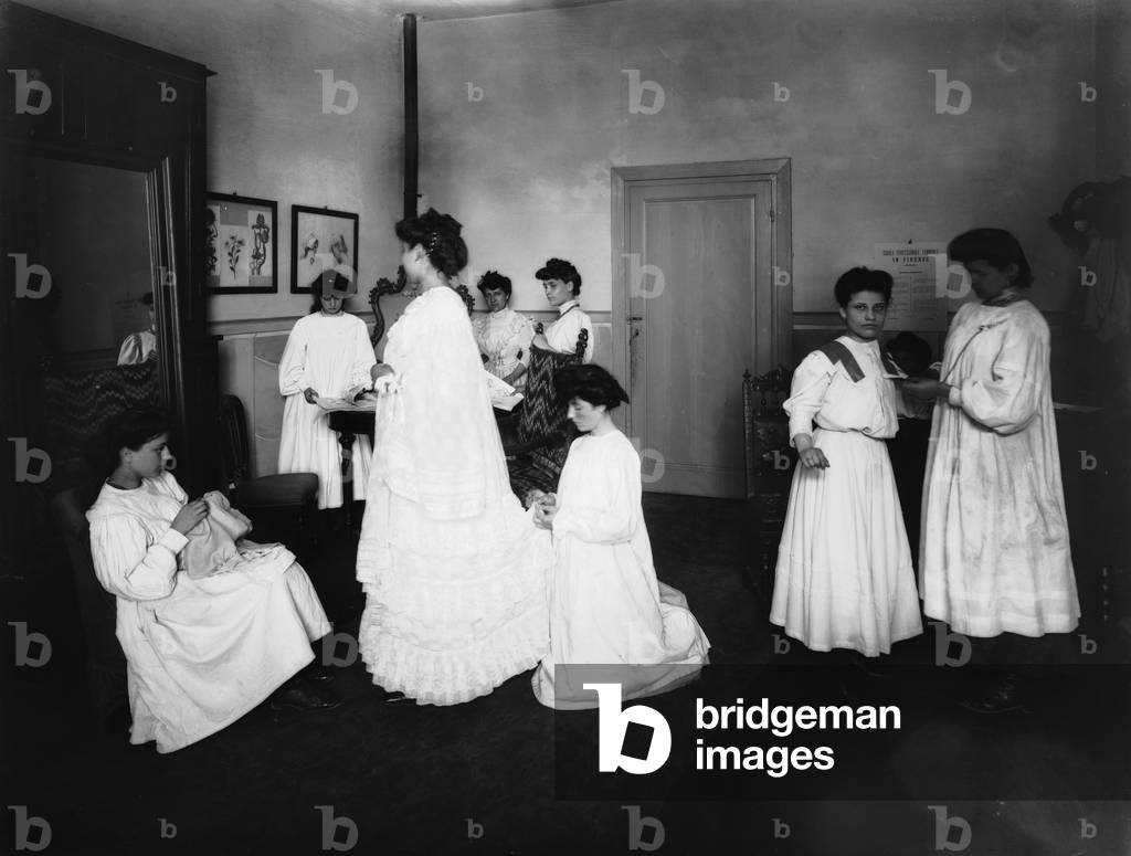 Professional school for women, in Florence: a modeling lesson