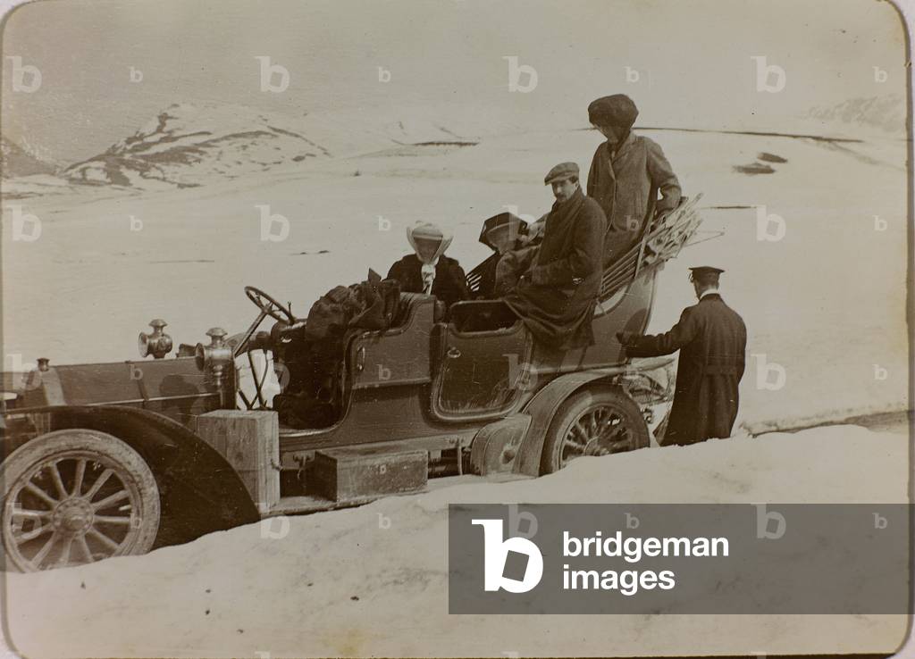 Group portrait in a car covered with snow on the plateau of Rocca di Mezzo