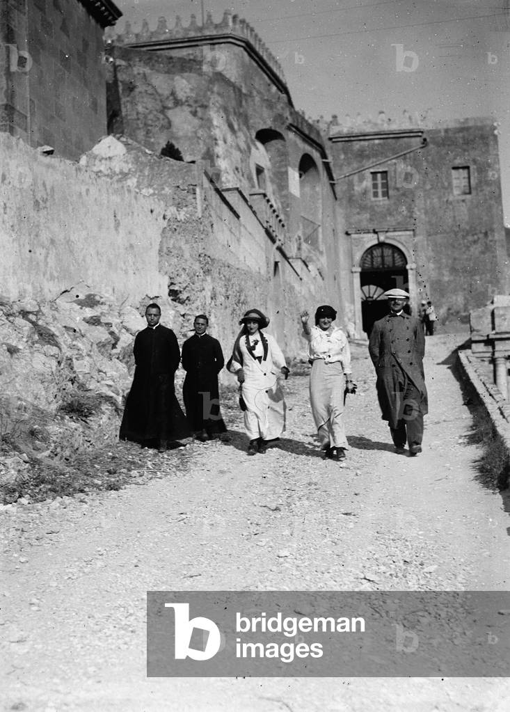 Priests and tourists Tindari