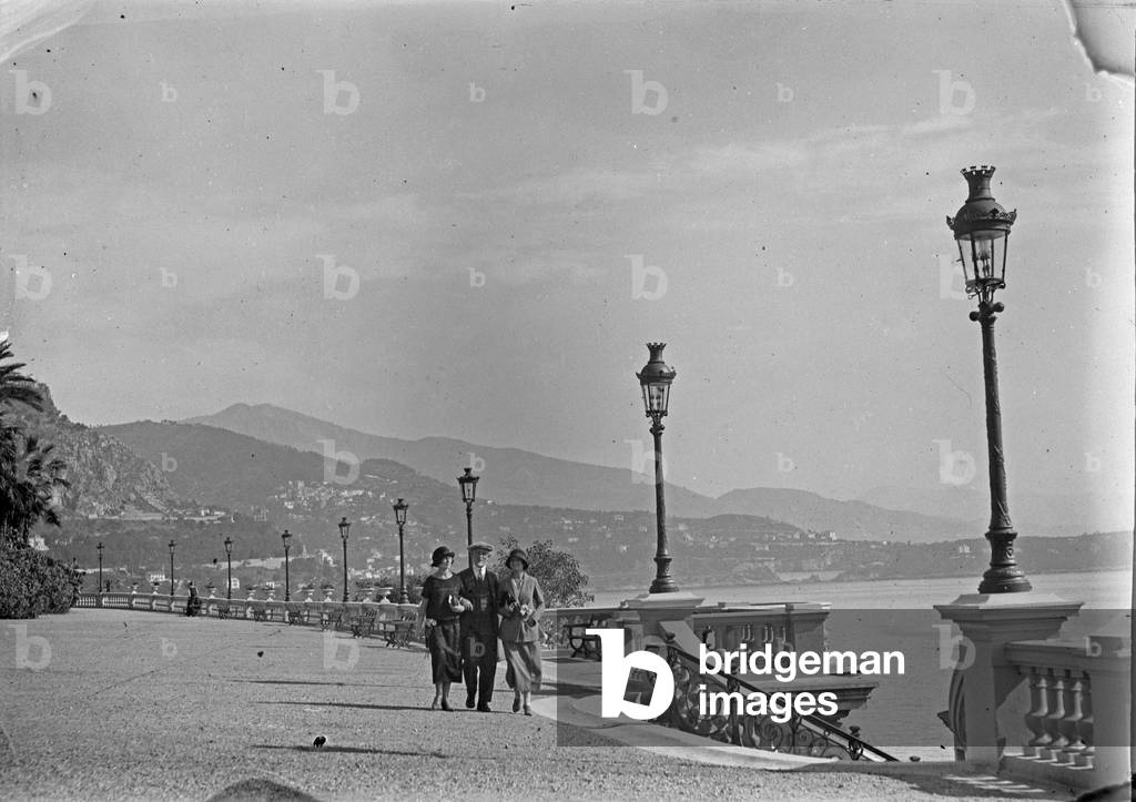 Portrait of two women and one man walking on the seafront of Montecarlo