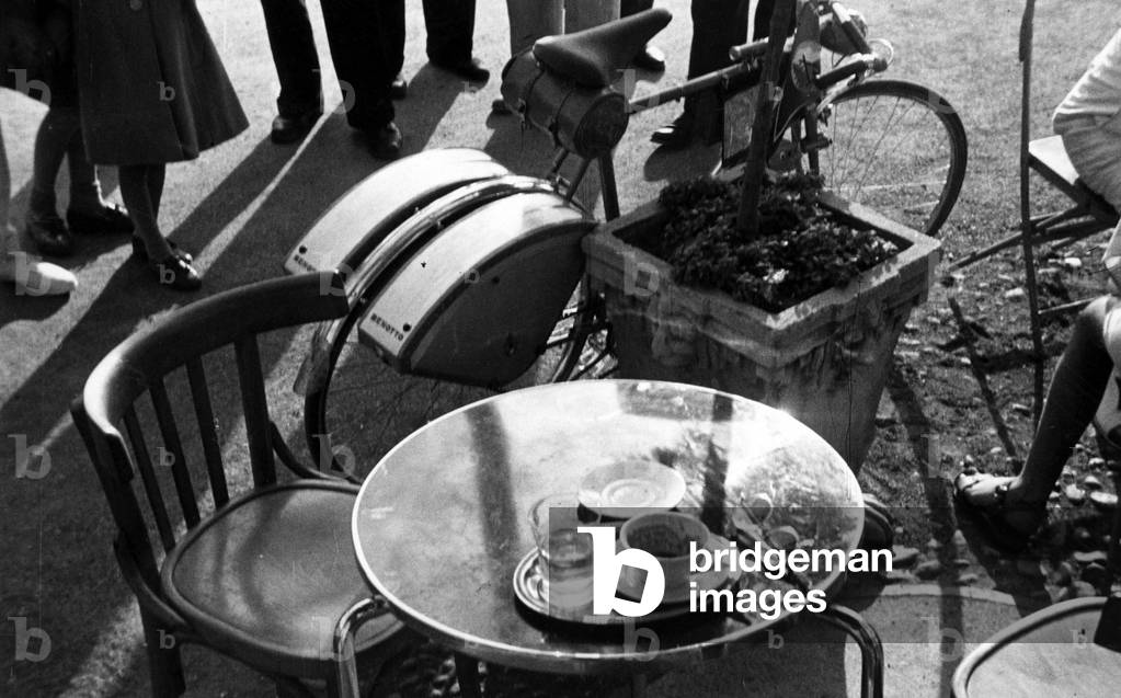 cycling, tourism, cyclists refueling, 1930-1940