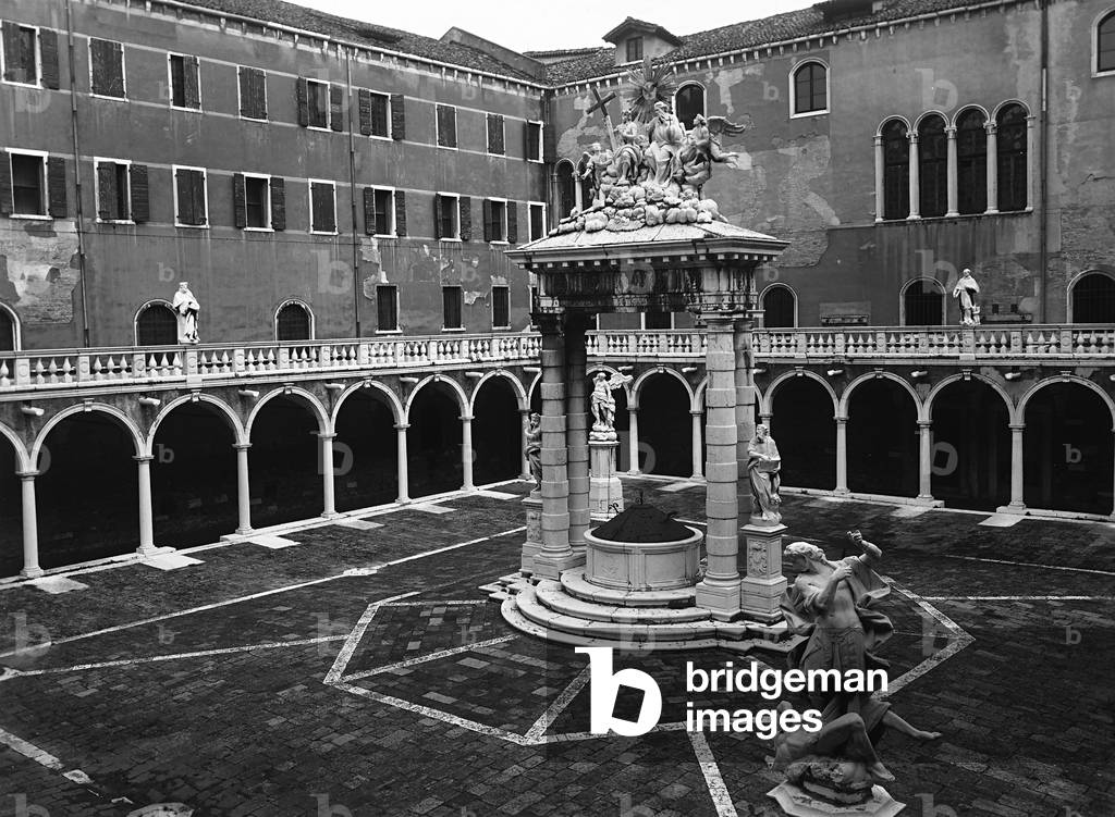 The cloister of the SS. Trinità in the former monastery of the Frari in Venice. In the center, a well designed by Antonio Pittoni and decorated with statues by Francesco Cabianca