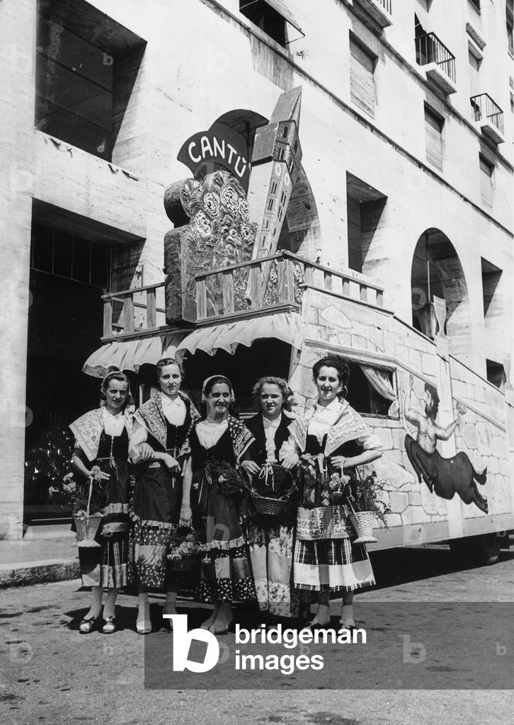 Fifth Centennial of the birth of Christopher Columbus - Colombiadi Sportive in Genoa: a group of women in traditional Sicilian costumes, processing with the cart representing the city of Cantù, 1951 (print on double-weight paper)