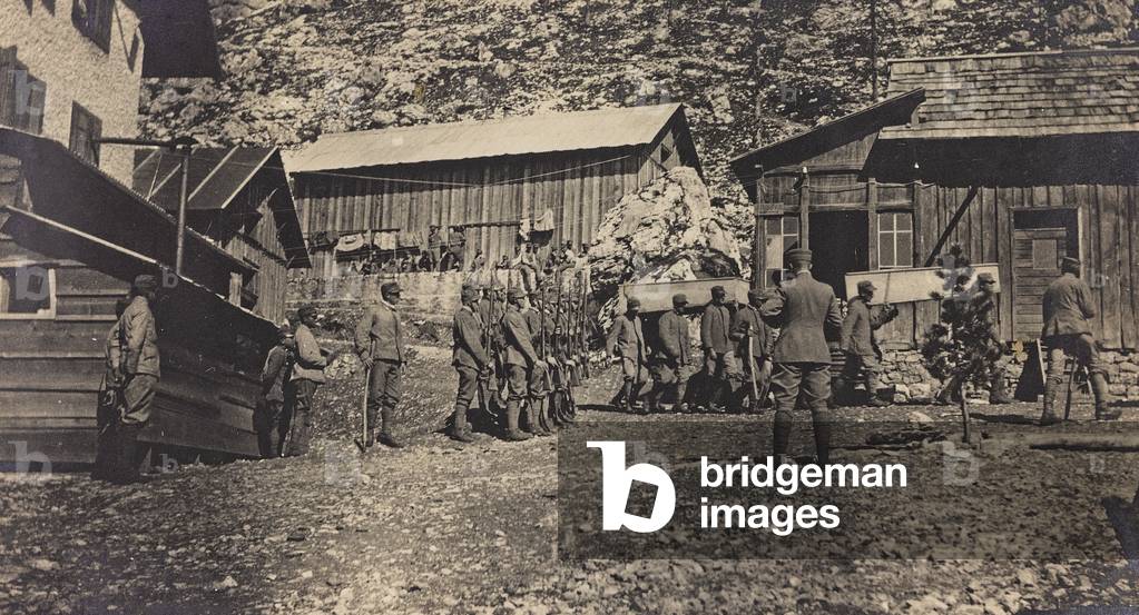 World War I: military Funeral (b/w photo)