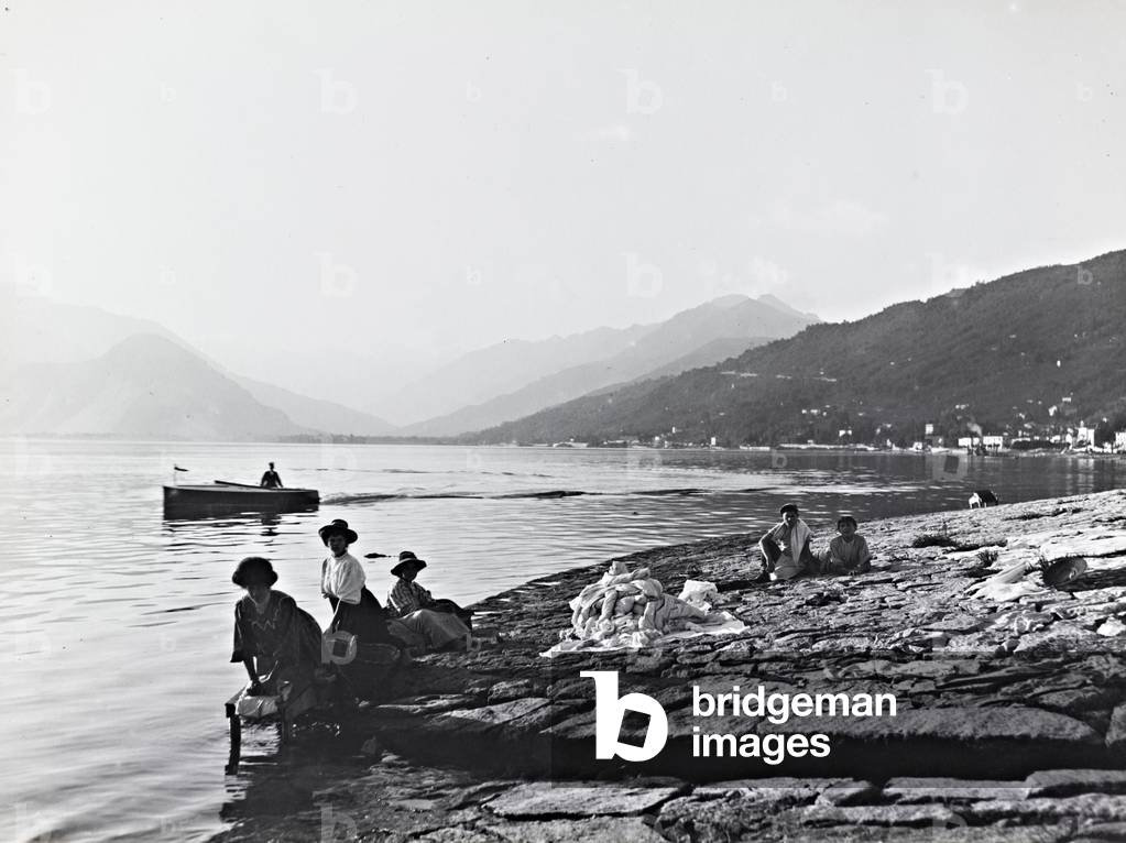 Washerwomen on the banks of Lake Maggiore