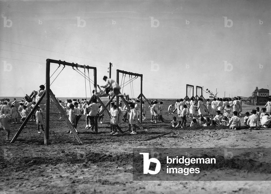 Villa Rosa Maltoni Mussolini: group of children during recreation on the beach