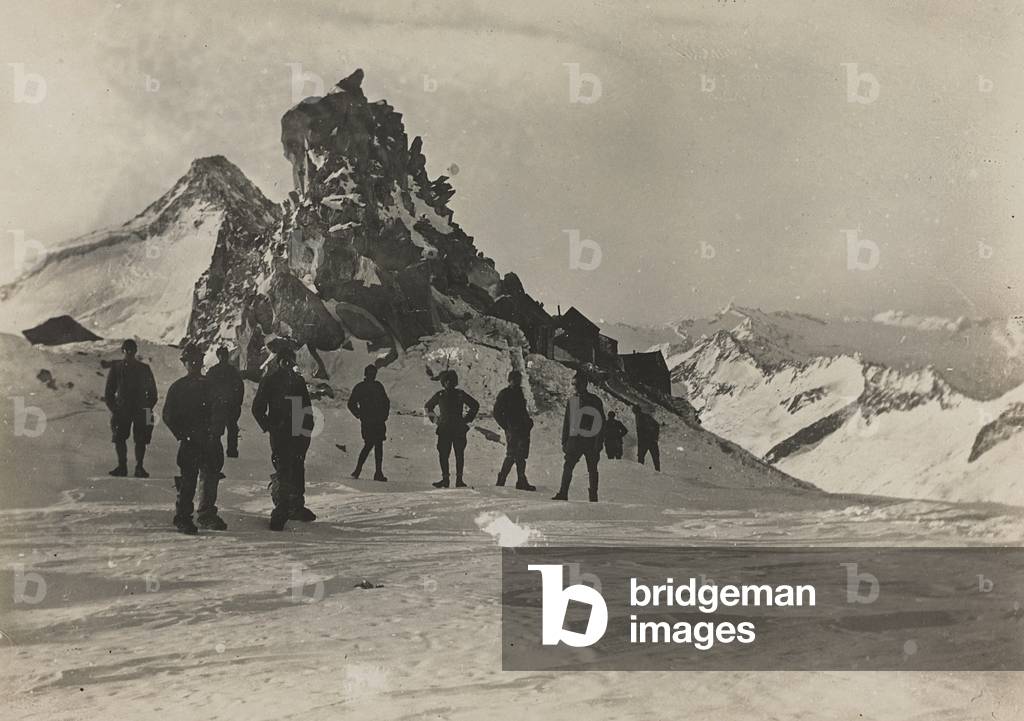First World War: group of alpine soldiers in the high mountains (b/w photo)