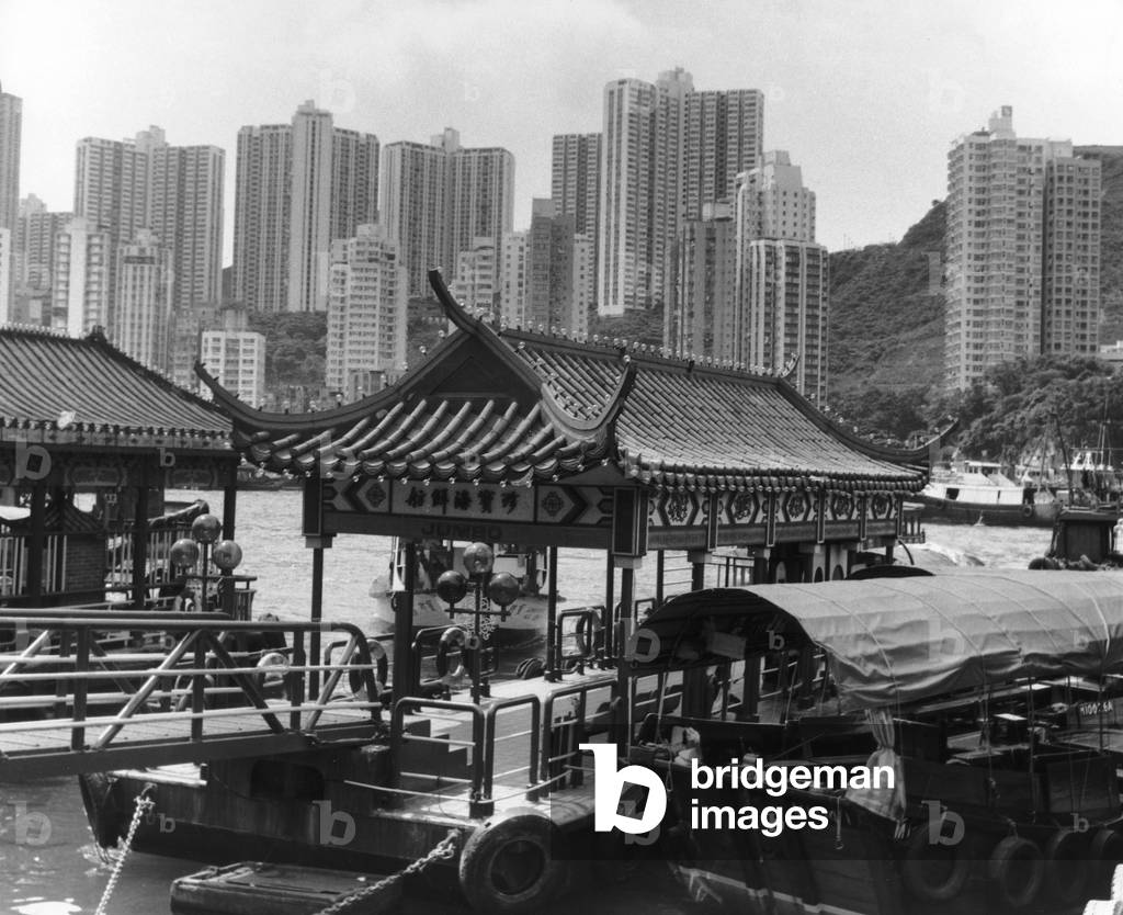 Panorama of Hong Kong with typical boats in the foreground (b/w photo)