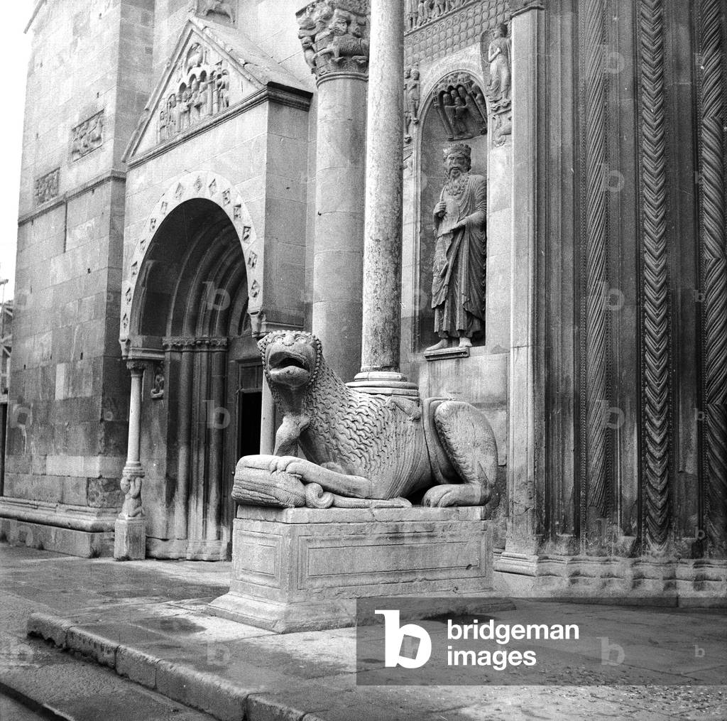 Stiloforo Lion, detail of the central portal of the facade, detail, Benedetto Antelami (act. 1178-1233) and the school, Cathedral of San Donnino, Fidenza