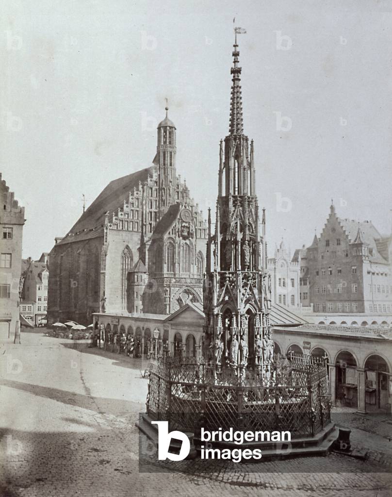 The Hauptmarkt in Nuremberg. In the foreground the 'Schöner Brunnen', in the background the Frauenkirche