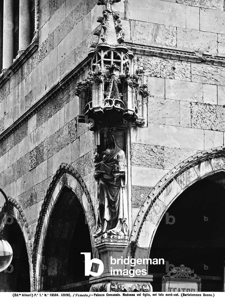 Madonna and Child, sculpted by Bartolomeo Bon and located on the north-eastern side of the Palazzo del Comune, or Town Hall, in Udine