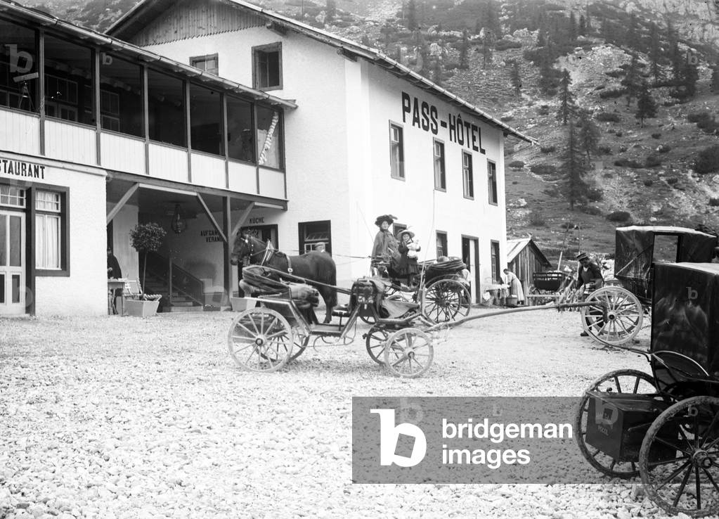 Carriages and coaches in front of the Pass Hotel Tyrol