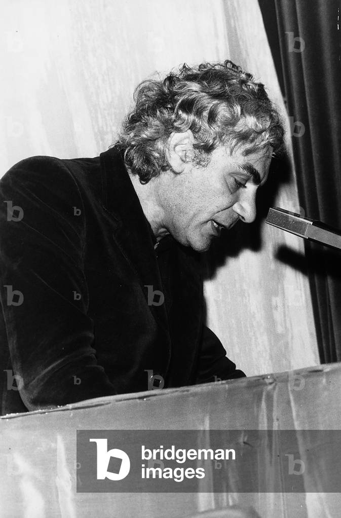 Gian Maria Volonté photographed in profile from the waist up