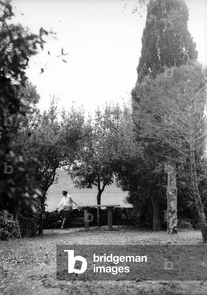 Girl photographed during a trip to the island of Pheasants on Lake Trasimeno, 01/05/1927 (b/w photo)