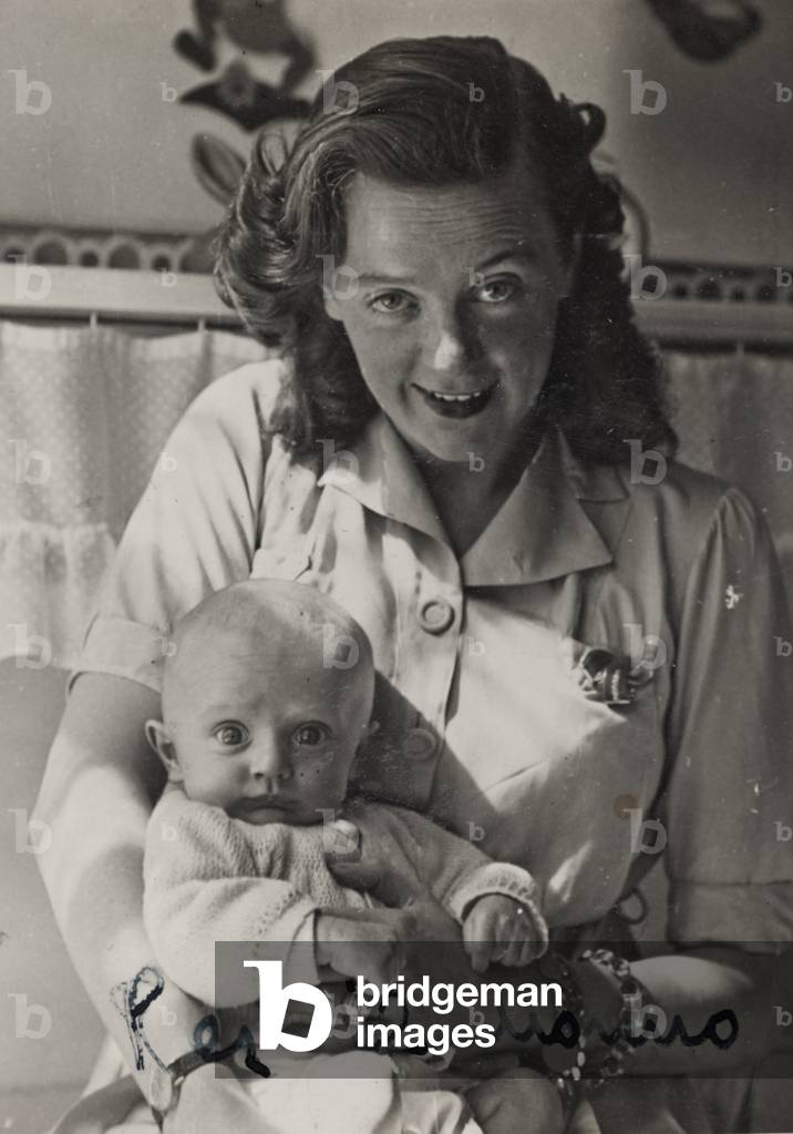 Portrait of mother with baby, Versilia