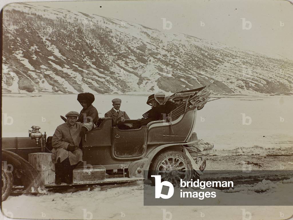 Group portrait in a car covered with snow on the plateau of Rocca di Mezzo