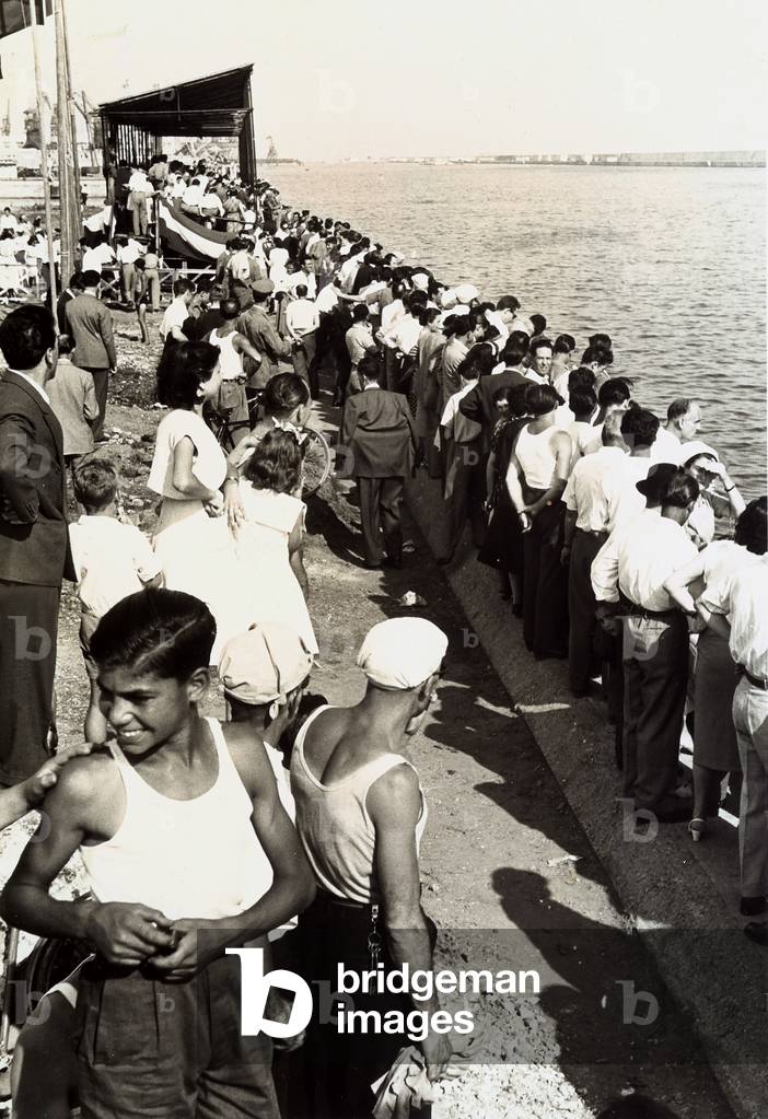 Fifth Centennial of the birth of Christopher Columbus - Colombiadi Sportive in Genoa: spectators along the jetty, watching the rowing competition