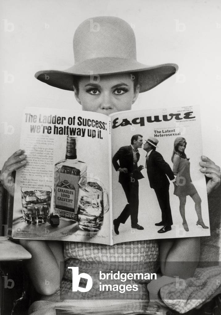 Photo of the actress Georgia Moll with a magazine in her hand