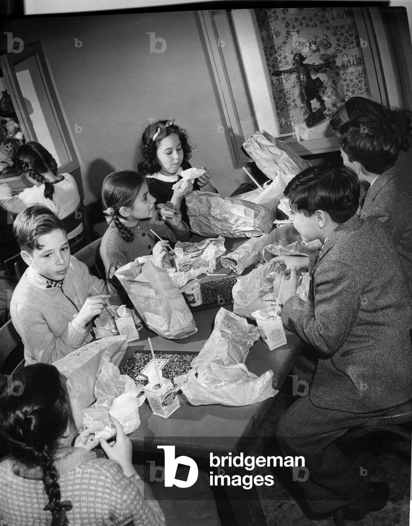 Children eating breakfast during a class at the Metropolitan Museum of New York