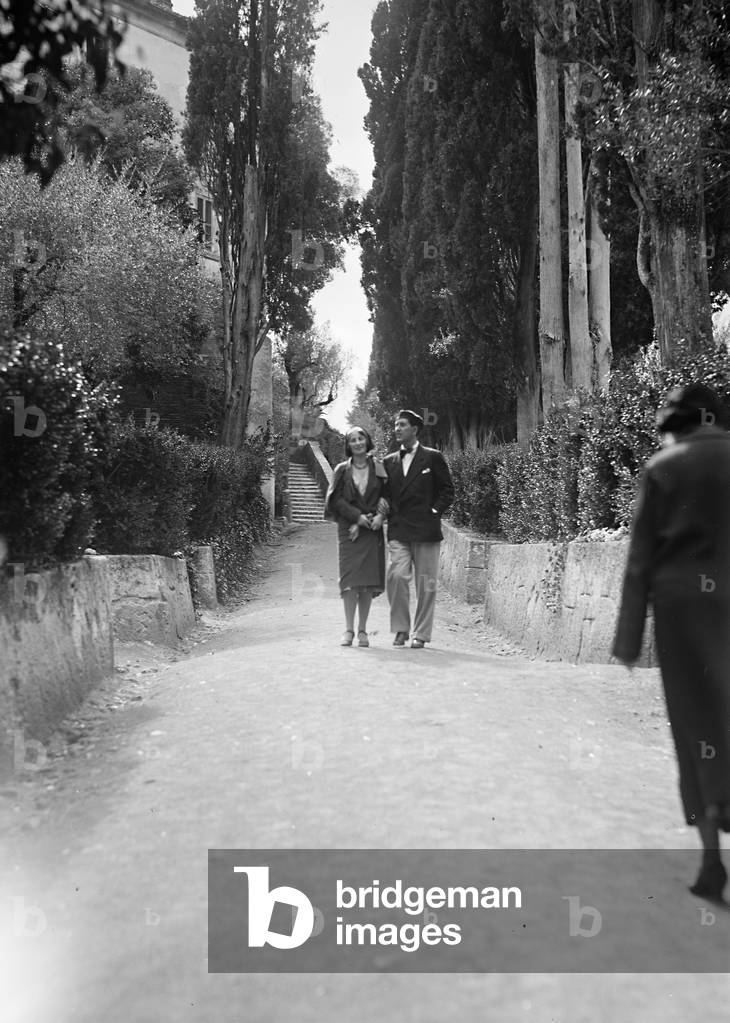 Trip to Villa d'Este in Tivoli: pair in a tree-lined